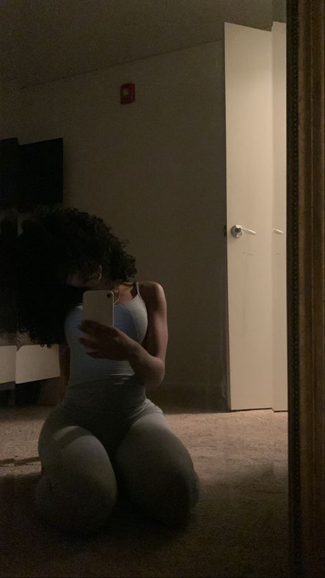 Cute Selfie Ideas Aesthetic, Fit Check Mirror Selfie No Face, Poses To Do In The Mirror, Instagram Photo Ideas Black Women, Black Woman Selfie Poses, No Face Mirror Selfie Black Women, Rbf Face Aesthetic, Cute Selfie Ideas Black Women, No Face Pics Aesthetic Black Women