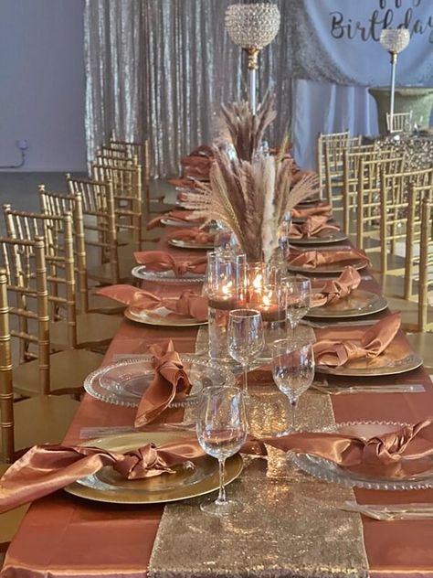 Rose Gold Garden Party, Champagne Color Party Decorations, Rose Gold And Gold Table Setting, Elegant Birthday Party Table Decor, Rose Gold Party Aesthetic, Rose Gold And Champagne Birthday Decor, Rose Gold And Gold Party Decorations, Rose Gold Masquerade Party, Rose Gold And Gold Birthday Party