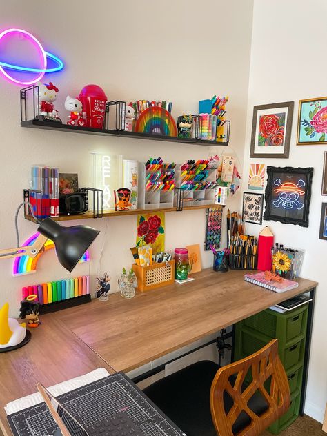 Art Room Office Ideas, Cool Art Room Ideas, Craft Corner In Bedroom, Cute Office Ideas For Work Small Spaces, Art Room Desk, Bedroom Art Corner, Colorful Desk Ideas, Art Corner Aesthetic, Art Desk Organization Ideas