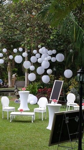 Cocktail area Backyard White Wedding, Hanging White Lanterns, Outdoor White Party, Paper Latern Decor Ideas Outdoor, All White Outdoor Party Decor, White Garden Party Decoration, Backyard White Party, All White Summer Party, Latern Decorations