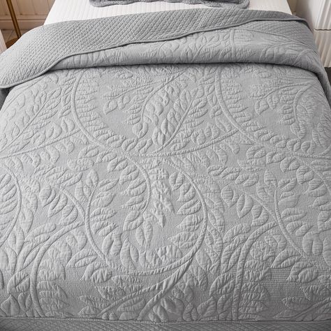 Oversized King Bedspreads, Bed Quilts Queen, Twin Bed Spreads, Modern Bedspread Ideas, White Quilted Bedspread, Bed Spreads Modern, Coverlet Bedding Ideas, Farmhouse Quilt Bedding, Neutral Colored Quilt