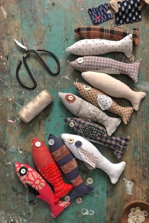 Free Stuffies Pattern Sewing, Diy Scrap Fabric Ideas, Scrap Sewing Projects, Fabric Scrap Crafts, Fabric Mobile, Fish Diy, Basic Sewing Kit, Lucky Fish, Fish Template