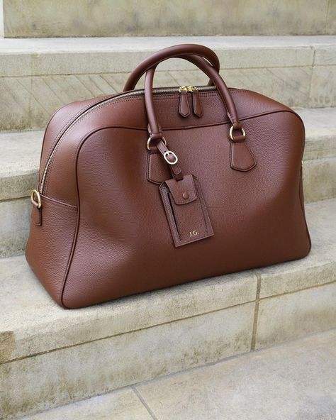 Brown Leather Bag Outfit, Leather Tote Bag Outfit, Big Leather Bag, Bag Styling, Winter Bags, Leather Duffle Bag, Perfect Handbag, Leather Duffle, Big Bag