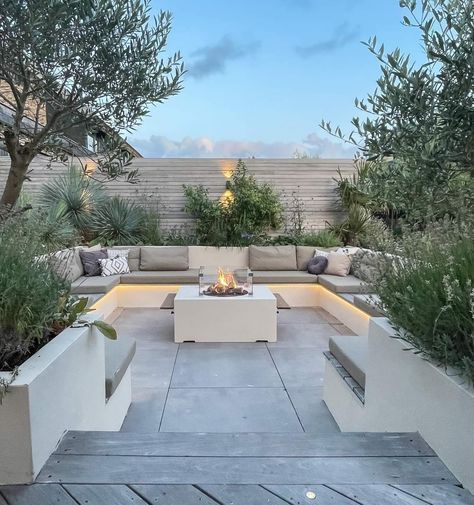 Modern Firepits Backyard Ideas, Modern Mediterranean Backyard, Pool Privacy, Terrasse Design, Deco House, Modern Mediterranean, Courtyard Gardens Design, Back Garden Design, Have Inspiration