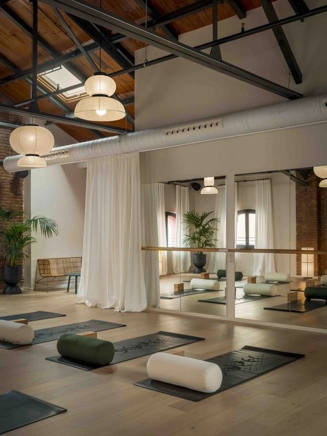 Yoga Studio Interior, Sala Yoga, Dance Studio Design, Yoga Room Design, Home Yoga Room, Wellness Room, Meditation Studio, Yoga Studio Design, Dance Rooms