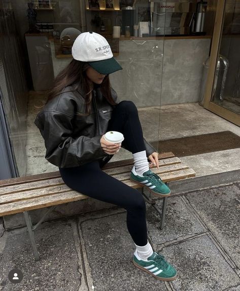 How To Style Leather Leggings, Green Shoes Outfit, Adidas Gazelle Outfit, Adidas Samba Outfits, Samba Outfits, Looks Adidas, Adidas Outfit Women, Adidas Samba Outfit, Adidas Outfit Shoes