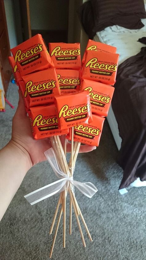 Treats For Boyfriend, Cute Candy Gifts For Boyfriend, Reese Gift Ideas, Reeses Gift Ideas, Boyfriends 20th Birthday Gift Ideas, Resses Cup Gift Ideas, Reeses Birthday Gift Ideas, Reeses Bouquet Diy, Reeses Gift