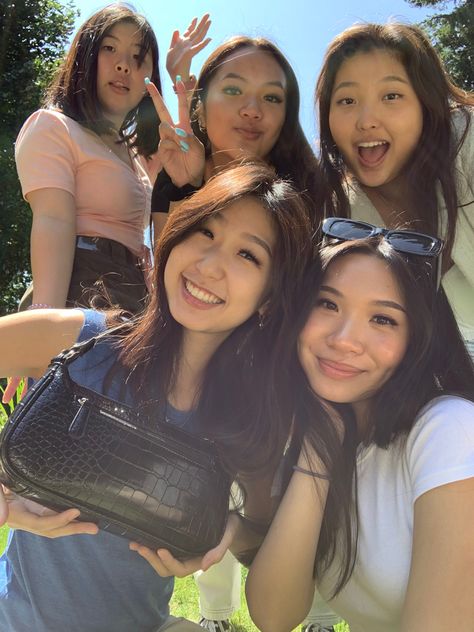 Five Best Friends Pictures, Five Girls Friends, Group Of Five Friends Aesthetic, Five Friends Aesthetic, Group Selfie Poses, Pose Inspo Instagram, Nature Picnic, Picture Friends, Friends Photoshoot