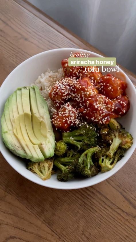 oatsfairy on Instagram: sriracha honey tofu bowl this bowl is loaded with delicious sriracha honey tofu, brown rice, avocado, & roasted broccoli! recipe: -1/3… Tofu Avocado Bowl, Erewhon Recipes, Honey Tofu, Brown Rice Bowl Recipe, Vegetarian Junk Food, Rice Avocado, Tofu Bowl, Roasted Broccoli Recipe, Healthy Aesthetic