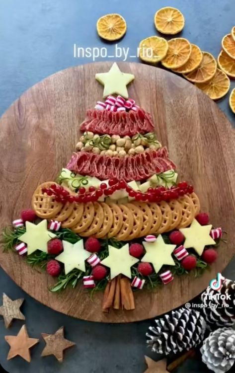 Christmas Cheese Boards, Christmas Charcuterie Board, Christmas Charcuterie, Christmas Cheese, Colorful Food, Christmas Platter, Christmas Recipes Appetizers, Christmas Food Dinner, Christmas Brunch