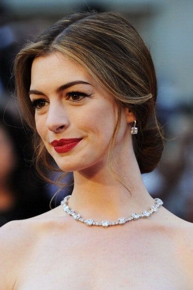 Anne Hathaway Hair, Loose Chignon, Sanggul Modern, Vintage Updo, Wedding Hairstyles And Makeup, Loose Buns, Long Face Shapes, Low Chignon, Classy Hairstyles