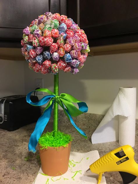 30 minute Spring craft: Lollipop Flower / Dum-Dum Topiary Tree Lolipop Tree, Sucker Tree, Sucker Bouquet, Lollipop Centerpiece, Candy Topiary, Lollipop Bouquet, Candy Trees, Lollipop Tree, Topiary Diy