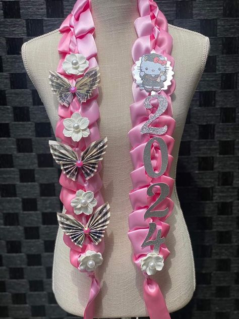 Graduation Necklace Ideas Diy, 8th Grade Graduation Gift Ideas, Grad Leis, Graduation Leis Diy Ribbons, 8th Grade Outfits, Senior 25, Graduation Leis Diy, Graduation Cap Decoration Diy, Flower Boquet