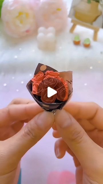 Cute Paper Flower Bouquet, How To Make Paper Flowers Easy Simple, Flower Bouquet In Paper, How To Make Flower Bouquet With Paper, Origami Ideas Easy, Bouquet Making Ideas, Origami Flowers Bouquet, Oragami Flowers, Easy Flower Bouquet