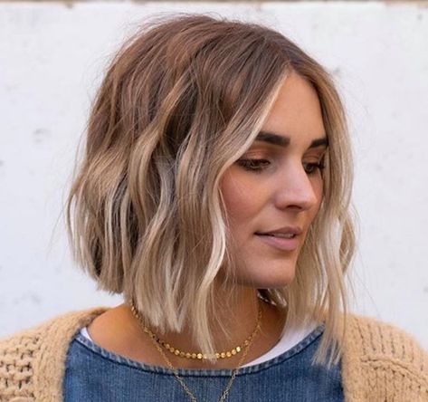 Smoky Gold Hair Is The Biggest Winter Color Trend - Page 4 of 7 - VIVA GLAM MAGAZINE™ Bob Balayage, Trendy We Fryzurach, Short Hair Balayage, Hair Makeover, Brown Blonde Hair, Winter Color, Short Blonde Hair, Hair Envy, Gold Hair