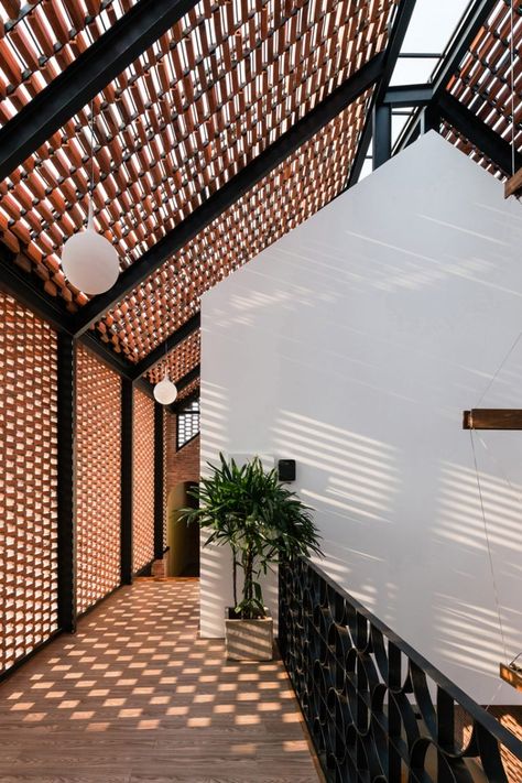 block architects encloses house in vietnam with patterned brick shell Brick Jali, Industrial Exterior Design, Industrial Exterior, Housing Ideas, Tropical Architecture, Rooftop Patio, Brick Architecture, Brick Facade, Design Exterior