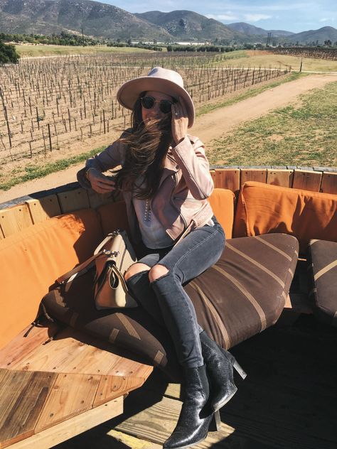 Valle de Guadalupe Outfits Wine Country Outfit, Wine Tour Outfit, Outfit Viaje, Winery Outfit Summer, Vineyard Outfit, Christmas Party Fashion, Wine Tasting Outfit, Outfit Botas, Wineries Outfit