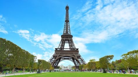 Eiffel tower in paris in france. panoram... | Premium Photo #Freepik #photo #tour-eiffel #paris #paris-tower #eiffel-tower Eiffel Tower Wallpaper Laptop, Eifell Tower, Background Paris, Paris Background, Paris Landscape, Easy 3d Drawing, Tower Eiffel, France Landscape, Paris Torre Eiffel