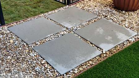 Concrete Step Stones Walkway, How To Create A Walkway Stepping Stones, How To Put Stepping Stones Down, Concrete Stepping Stones Ideas, Stepping Stones With Pebbles, Laying Stone Pavers, Pave Stone Walkway, Stepping Stone Walkway Ideas, Stepping Stone Sidewalk