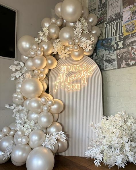 Wedding Anniversary Event Ideas, Balloon Decor On Wall, Silver Jubilee Birthday Ideas, Balloon Decorations With Flowers, Colourful Engagement Party, Simple Balloon Backdrop, Birthday Colour Themes, Silver Anniversary Ideas Decorations, Anniversary Party Ideas Decoration