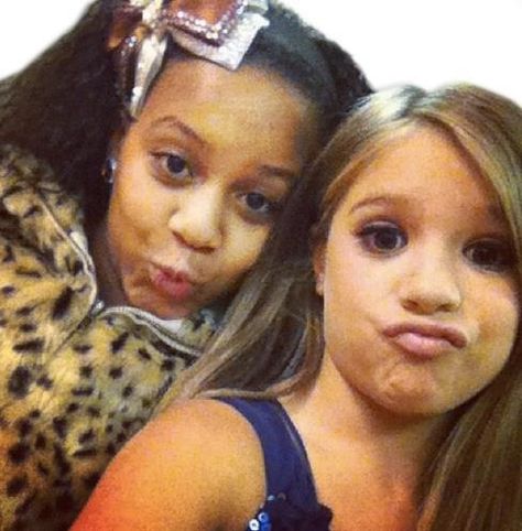 Nia & Kenzie lookin cute<3 Nia And Kenzie, Dance Moms Season 2, Dance Moms Mackenzie, Nia Sioux Frazier, Nia Frazier, Nia Sioux, Dance Moms Maddie, Dance Moms Moments, Dance Moms Cast