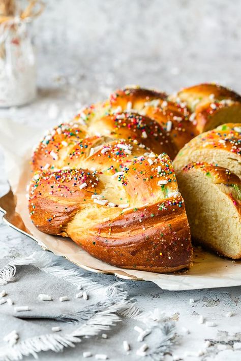 Italian Sweet Bread, Easter Sourdough, Italian Easter Desserts, Easter Bread Recipes, Holiday Desserts Easter, Easter Sweet Bread, Easter Breads, Italian Easter Recipes, Berry Desserts