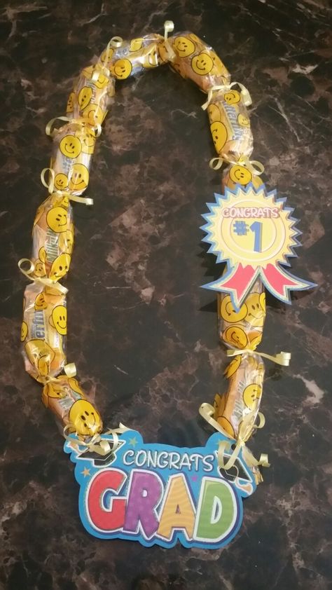 Candy Lei Preschool Graduation Leis, Graduation Lei Ideas Candy, Lolly Lei, Graduation Lei Candy, Boys Graduation Leis, Grad Candy Necklace, Graduation Necklace Candy, Elementary Graduation Gifts, Candy Lei Diy