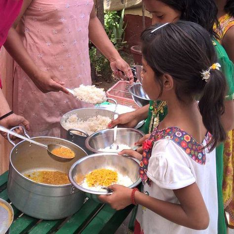 Giving Food To Poor People Photography, Feeding Poor People, Helping People Photos, Hunger Poverty, Poor People Food, Poor Food, India Recipes, Food Poverty, Helping Needy