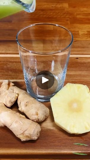 Facebook Benefits Of Drinking Ginger, Cleansing Juice, Ginger Pineapple, Healthy Board, Pineapple Detox, Juice Healthy, Brazilian Dishes, Instagram Recipes, Juicy Juice