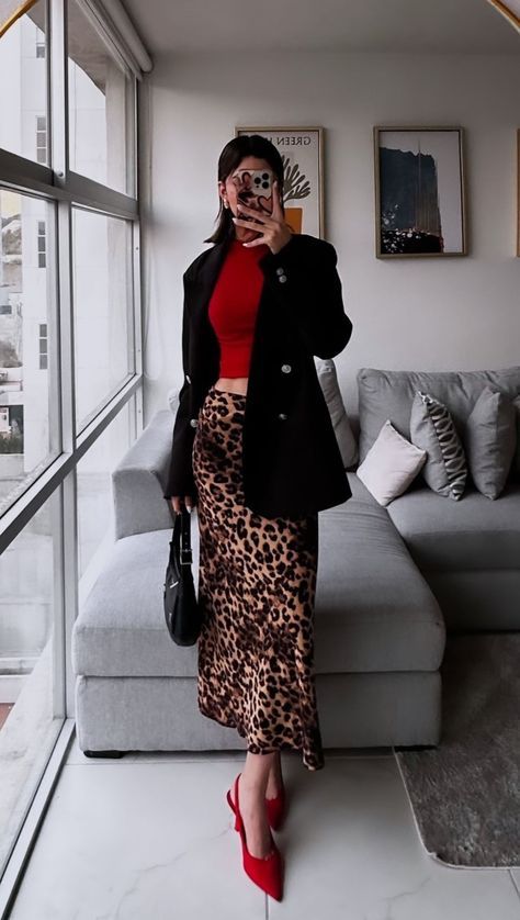 Cheetah Long Skirt Outfit, Animal Print Long Skirt Outfit, Animal Print Skirt Outfit Winter, Leopard Top Outfit Ideas, Leopard Print Skirt Outfit Winter, Leopard Skirt Outfit Fall, Faldas Animal Print, Printed Long Skirt Outfits, Printed Midi Skirt Outfit