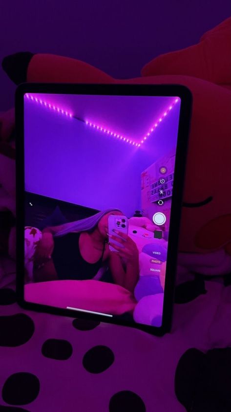 Led Light Pics Ideas, Baddie Aesthetic Photos, Ipad Pictures Instagram, Baddie Pics Ideas, Ipad Pics Selfie, Baddie Lifestyle Aesthetic, Ipad Photo Ideas, Ipad Mirror Selfie, Mirror Pic Ideas Instagram