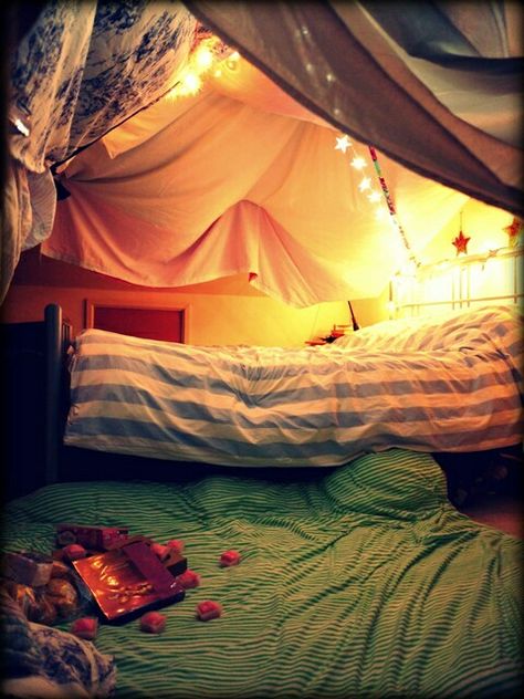 A perfect date for all couples! Build a fort out of sheets and cushions before setting up some fairy lights. Dont forget to bring your favourite munch Cool Forts, Blanket Fort, Build A Fort, Pillow Fort, Cool Rooms, Dream Bedroom, A Blanket, Bedroom Inspo, My New Room