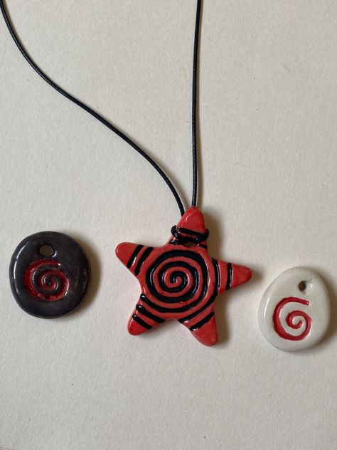 How To Make Clay Necklaces, Punk Clay Ideas, What To Make Out Of Clay Aesthetic, Clay Jewelry Diy Necklace, Aesthetic Ceramics Ideas, Grunge Clay Ideas, Clay Diy Easy, Diy Clay Necklace, Creative Clay Ideas