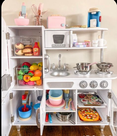 Play Kitchen Small Space, Kids Play Kitchen Storage, Playroom Kitchen Organization, Pretend Play Organization, Play Kitchen Must Haves, Diy Pretend Kitchen, Toy Kitchen Storage Ideas, Toy Food Organization, Pretend Play Kitchen Diy