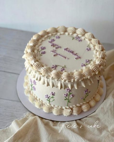 White Cake With Lavender Flowers, Cakes With Piping, Cake Designs Birthday Pastel Color, French Cake Design, Small Birthday Cakes Ideas, Tangled Birthday Cake Simple, Cute Cake Designs Birthday, 6" Cake, Grandma Cake Ideas