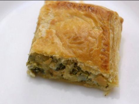 Green Pie, Spinach Puff Pastry, Spinach Puff, Puff Pastry Recipe, Puff Pastry Filling, Hot Bread, Spinach Pie, Slow Cooked Chicken, Pastry Recipe