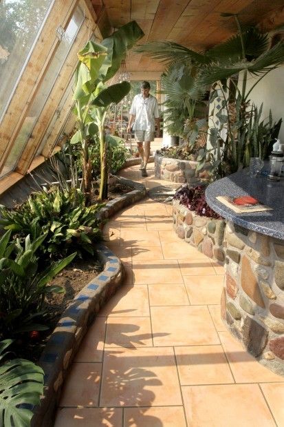 FLORENCE, MONTANA - David and Noemi Bassler spent years traveling through Third World countries on the $5-a-day plan. Earthship Home, Sunroom Designs, Natural Homes, Cob House, Relaxation Room, Earth Homes, Natural Building, Earthship, Eco House