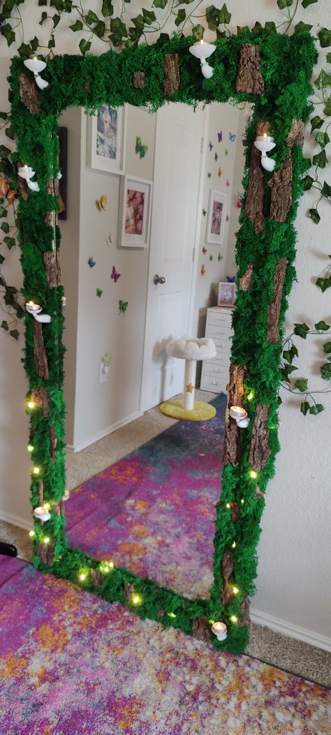 Dark green moss with fairy lights candles and mushrooms diy Fairy Garden Mirror Diy, Mushroom Fairy Bedroom, Mushroom Mirror Diy, Fairy Mirror Diy, Diy Mirror Frame Painting Ideas, Fake Moss Diy, Long Mirror Diy, Fairycore Mirror, Avatar Room Decor