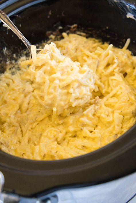 Crockpot Hashbrown Casserole - classic cheesy potato casserole made in the crockpot. Super simple, frees up the oven and makes dinner time easy! Shredded Potato Casserole, Crockpot Hashbrown Casserole, Crockpot Cheesy Potatoes, Cheesy Potatoes With Hashbrowns, Cheesy Potatoes Crock Pot, Cheesy Potatoes Recipe, Cheesy Hashbrown Casserole, Frozen Hashbrowns, Crock Pot Potatoes