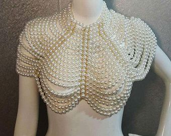 Enhypen Pearl Jacket, Pearl Ideas, Pearl Bra, Pearl Body Chain, Body Chain Necklace, Beaded Bolero, Pearl Jacket, Body Necklace Chain, Shoulder Jewelry