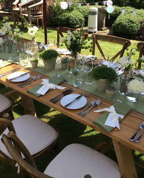 Table Decor Garden Party, Green Linen Table Setting, Garden Party Table Setting Outdoor, Lunch Decorations Table Simple, Garden Table Setting Ideas, Garden Party Table Decor Simple, Table Setting Ideas For Birthday Party, Birthday Lunch Decor Table Settings, Garden Theme Table Setting