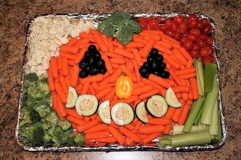 Muffins Halloween, Halloween Veggie Tray, Fruit Tray Ideas, Healthy Halloween Food, School Halloween Party, Vegetable Tray, Hallowen Ideas, Halloween Appetizers, Healthy Halloween