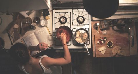 Cooking In The Kitchen, Cooking Photography, Female Chef, Vision Board Pictures, Girl Cooking, Poses References, Fun Dinners, Infj, Vintage Aesthetic