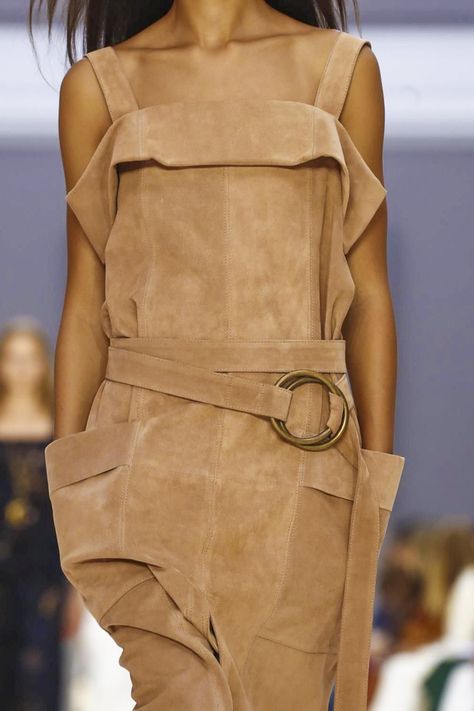 Visibly Interesting: Chloe Details Spring 2017 RTW | Spring Summer 2017, Spring 2017, Fashion 2017, Fashion Details, Primavera Estate, Beautiful Fashion, Leather Fashion, Runway Fashion, Spring Fashion