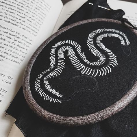 Snake Skeleton Embroidery, Embroidery Gothic Design, Emo Embroidery Ideas, Goth Embroidery Patterns Free, Goth Dresser Diy, Goth Patches Diy, Goth Embroidery Patterns, Gothic Embroidery Patterns, Goth Upcycle