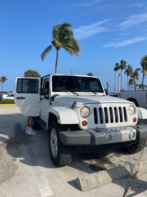 White Sahara Jeep on the beach Jeep At The Beach, White Jeep Beach, White Jeep Aesthetic Interior, White Jeep Aesthetic, White Jeep Wrangler Aesthetic, White Jeep Sahara, Beach Car Aesthetic, Jeep Wrangler White, Jeep Usa