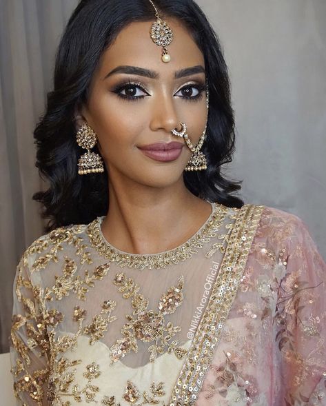 Pinterest:@AditiMaharaj Natural Desi Bridal Makeup, Dusky Skin Bridal Makeup, Soft Glam Indian Makeup, Indian Bridal Makeup For Dark Skin, Indian Wedding Makeup Natural, Indian Bridesmaid Makeup, Natural Bridal Makeup Indian, Indian Makeup Looks Natural, Desi Wedding Makeup