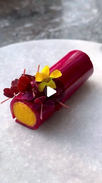 Beetroot Dishes, Desserts Unique, سلطة البنجر, Fine Dining Appetizers, Spicy Jam, Fancy Appetizer Recipes, Fancy Food Presentation, Beetroot Recipes, Food Plating Techniques