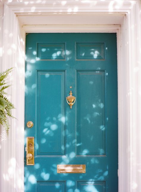 This bright blue front door is full of modern design inspiration. Explore this collection of colorful front doors from the team at Style Me Pretty to find the perfect look for your home’s exterior. This tropical beachy home pairs blush walls with the vibrant teal of Calypso Blue for an eclectic look that you can’t help but love. Teal Front Doors, Teal Door, Exterior Door Colors, Front Door Inspiration, Turquoise Door, Blue Front Door, Style Me Pretty Living, Winter Wreath Diy, Front Door Paint Colors