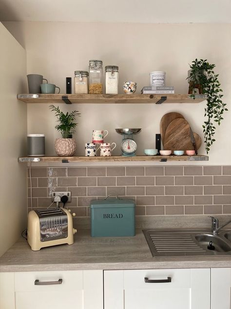 Scandi Kitchen, Kitchen 2021, Kitchen Shelf Decor, 1st House, Kitchen Wall Shelves, Scaffold Boards, Deco Studio, Wall Shelves Design, Rustic Shelves